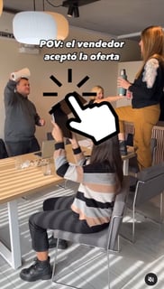 una grupo de personas en una oficina con una imagen de una mano haciendo click