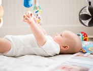 bébé qui joue