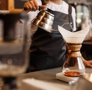Calidad del agua en café, té, hierbas y jugos
