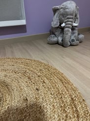 Tapis en jute et sol stratifié effet bois