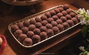 Deliciosos brigadeiros dispostos em uma bandeja, perfeitos para festas e celebrações. A combinação i