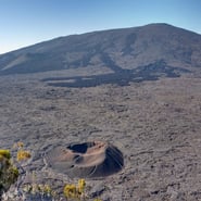 Excursion en VTC au Volcan, vue sur le Piton de la Fournaise depuis le Pas de Bellecombe.