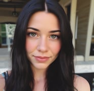 sarah tem um cabelo lpongp preto e ela e branca com uns tracos misturado de branco com moreno