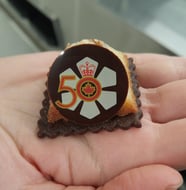 un chocolat portant le logo du 50e anniversaire de l'Ordre du Canada