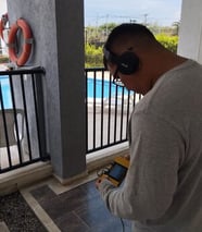 operario detectando fuga de agua potable  con geofono