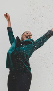 frau springt vor Freude konfetti