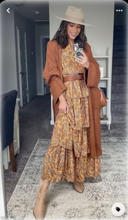 Vestido boho con botas cowboy