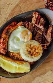 Carne, con chorizo huevo, arroz y arepa, restaurante Mahawi Calarca Quindio