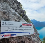 Laura Niepold am Klettersteig Mahdlgupf am Attersee