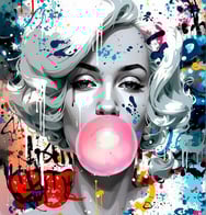 Marylin Moonroe a with a bubblegum