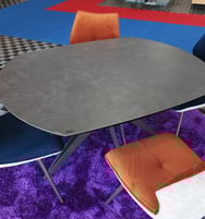 une table avec des chaises /a table with chairs 