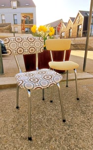 Upcycling de chaises vintage en formica esprit sixties seventies motif vichy pied-de-poule jaune et motif rond psychédelique