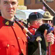 Défilé, St-Patrickk, homme en rouge.