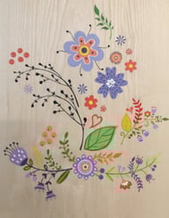 Détails de motifs décoratifs floraux peints sur des portes en bois massif.