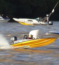 lancha de carrera con motor outboard Gabriel garrido