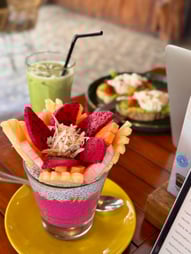 Image d'un petit déjeuner fruité et coloré pris dans un warung à Nusa Lembongan.