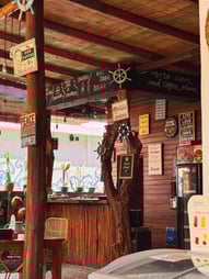 Photo de l'intérieur d'un warung à Nusa Lembongan.