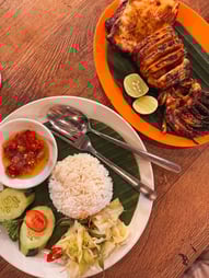 Photo de notre repas avec poulpe grillé, riz et légumes dans un warung de Nusa Lembongan.