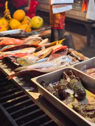 Image de poissons frais dans un warung de Nusa Lembongan.