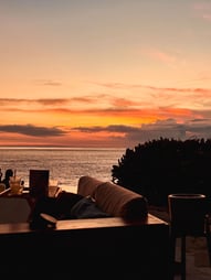 Magnifique sunset sur l'océan depuis la terrasse d'Arna à Nusa Ceningan.