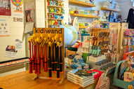 Présentoir de Kidiwand au magasin Fox&Cie de Braine-L'Alleud