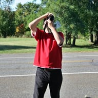 Photographe avec gilet rouge