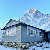 Tea house à Dzongla face aux sommets enneigés de l'Himalaya.