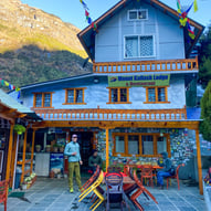 Terrasse d'une tea house sur le trek de l'Everest Base Camp.