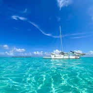 Bateau flottant sur le lagon bleu turquoise de Moorea, en Polynésie française.