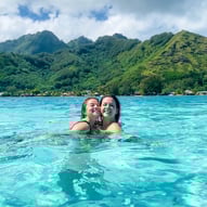 Manon et Eva dans le lagon de Moorea avec la vue sur les montagnes en arrière-plan