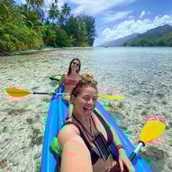 Manon et Eva sur un kayak dans les eaux transparentes du lagon de Moorea
