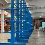 scaffalatura cantilever in un magazzino