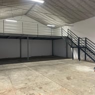 Soppalco industriale in un magazzino