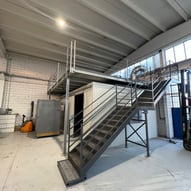 soppalco industriale in un magazzino