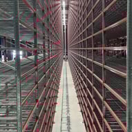 scaffalature industriali in un magazzino