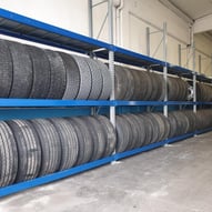 scaffalatura porta gomme in un magazzino