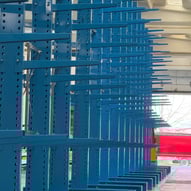 scaffalature cantilever ion un magazzino