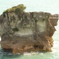 Sea stack Rocky Cliffs near Punikaki "pancake rocks", West Coast, NZ 2023