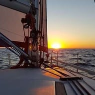 Instant de calme en mer sous un magnifique coucher de soleil