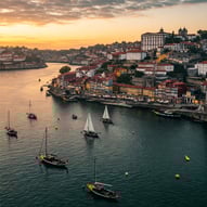 Voiliers glissant sur le Douro à Porto au coucher du soleil