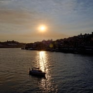 Navigation au coucher du soleil sur le Douro, Portugal