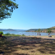 Baignade dans le lac de Salagou