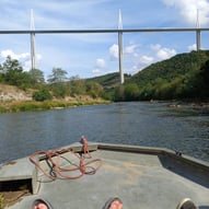 Barque sous le viaduc de Millau