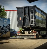 schrott container beladen