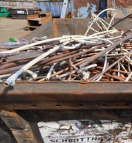kupferrohe metallanklauf container voll kupfer