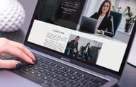 Strona wizytówka dla małej firmy wyświetlona na laptopie i smartfonie