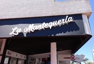 cartel "La Mantequeria" con corporeas retroiluminadas