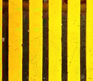 clôture en bois jaune 