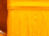 photo artistique d'un pinceau jaune ave autour de la peinture jaune également