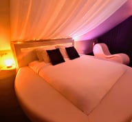 chambre de la love room morbihan avec sofa tantra et jacuzzi privatif